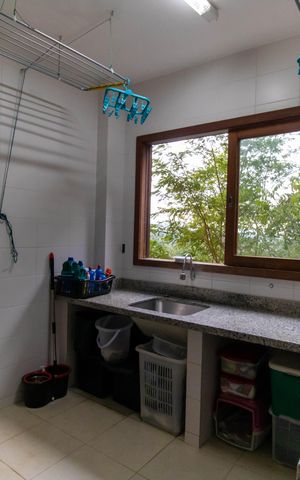 Casa de condomínio à venda com 400m², 5 quartos e 2 vagas Casa de condomínio à venda com 400m², 5 quartos e 2 vagasÁrea de Serviço
