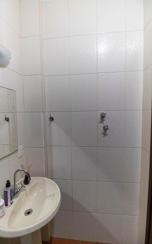 Casa de condomínio à venda com 400m², 5 quartos e 2 vagas Casa de condomínio à venda com 400m², 5 quartos e 2 vagasBanheiro de serviço
