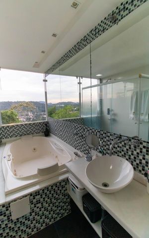 Casa de condomínio à venda com 400m², 5 quartos e 2 vagas Casa de condomínio à venda com 400m², 5 quartos e 2 vagasBanheiro da Suíte