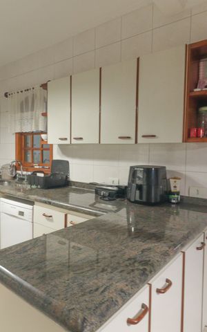 Casa à venda com 321m², 4 quartos e 3 vagas Casa à venda com 321m², 4 quartos e 3 vagasCozinha e Área de Serviço
