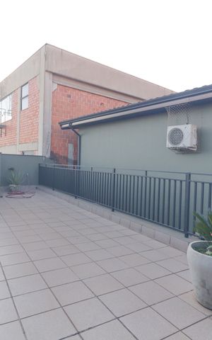 Casa à venda com 321m², 4 quartos e 3 vagas Casa à venda com 321m², 4 quartos e 3 vagasQuintal