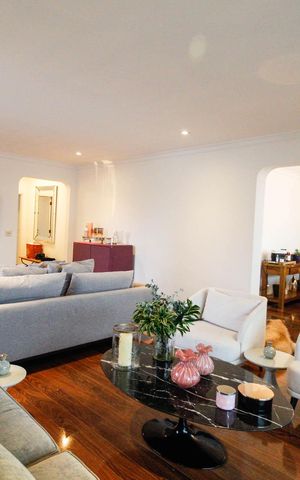 Apartamento à venda com 221m², 4 quartos e 4 vagas Apartamento à venda com 221m², 4 quartos e 4 vagasSala