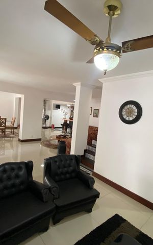 Casa à venda com 513m², 6 quartos e 3 vagas Casa à venda com 513m², 6 quartos e 3 vagasSala