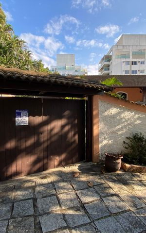 Casa à venda com 513m², 6 quartos e 3 vagas Casa à venda com 513m², 6 quartos e 3 vagasFachada