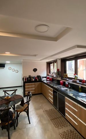 Casa à venda com 513m², 6 quartos e 3 vagas Casa à venda com 513m², 6 quartos e 3 vagasCozinha