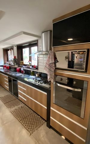 Casa à venda com 513m², 6 quartos e 3 vagas Casa à venda com 513m², 6 quartos e 3 vagasCozinha