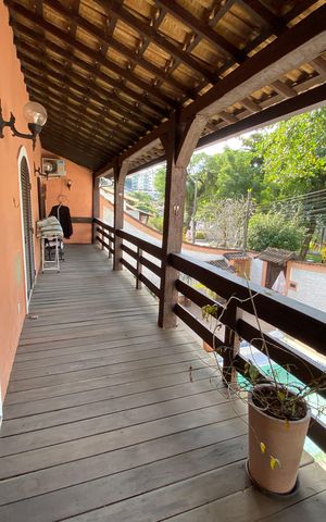 Casa à venda com 513m², 6 quartos e 3 vagas Casa à venda com 513m², 6 quartos e 3 vagasVaranda