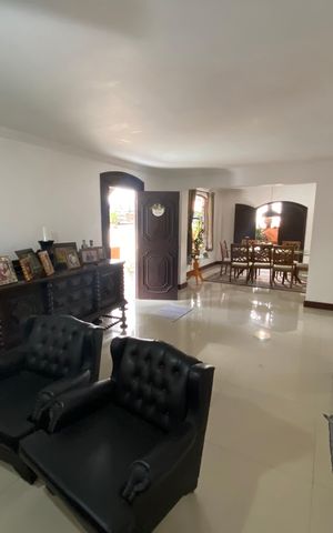 Casa à venda com 513m², 6 quartos e 3 vagas Casa à venda com 513m², 6 quartos e 3 vagasSala