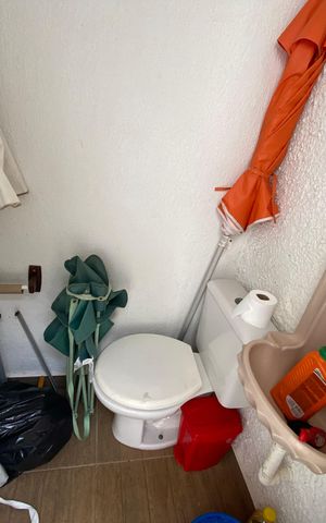 Casa à venda com 513m², 6 quartos e 3 vagas Casa à venda com 513m², 6 quartos e 3 vagasBanheiro de Serviço