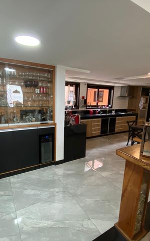 Casa à venda com 513m², 6 quartos e 3 vagas Casa à venda com 513m², 6 quartos e 3 vagasCozinha