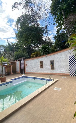 Casa à venda com 513m², 6 quartos e 3 vagas Casa à venda com 513m², 6 quartos e 3 vagasQuintal - Piscina
