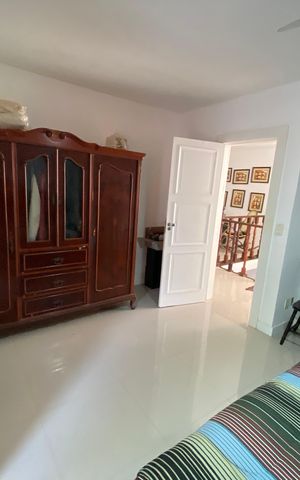 Casa à venda com 513m², 6 quartos e 3 vagas Casa à venda com 513m², 6 quartos e 3 vagasQuarto 1
