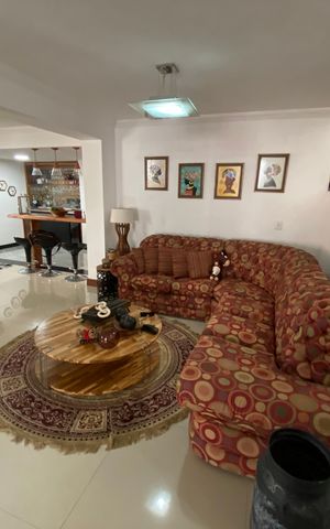 Casa à venda com 513m², 6 quartos e 3 vagas Casa à venda com 513m², 6 quartos e 3 vagasSala