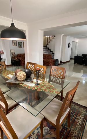 Casa à venda com 513m², 6 quartos e 3 vagas Casa à venda com 513m², 6 quartos e 3 vagasSala
