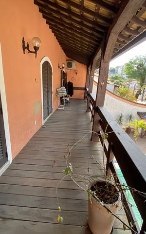 Casa à venda com 513m², 6 quartos e 3 vagas Casa à venda com 513m², 6 quartos e 3 vagasVaranda
