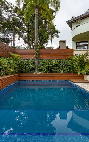Casa de condomínio à venda com 754m², 4 quartos e 6 vagas Casa de condomínio à venda com 754m², 4 quartos e 6 vagasPiscina