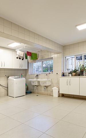 Casa de condomínio à venda com 754m², 4 quartos e 6 vagas Casa de condomínio à venda com 754m², 4 quartos e 6 vagasÁrea de Serviço