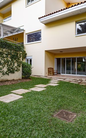 Casa de condomínio à venda com 754m², 4 quartos e 6 vagas Casa de condomínio à venda com 754m², 4 quartos e 6 vagasÁrea Externa