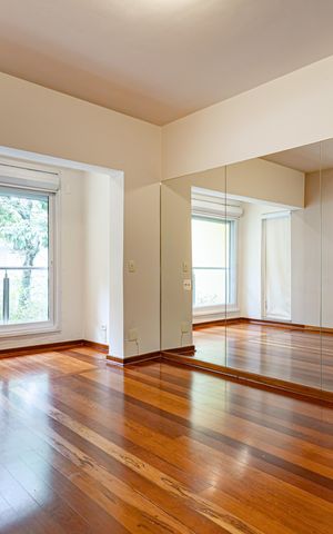 Casa de condomínio à venda com 754m², 4 quartos e 6 vagas Casa de condomínio à venda com 754m², 4 quartos e 6 vagasQuarto 4
