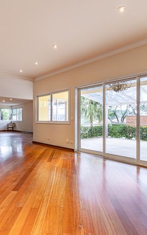 Casa de condomínio à venda com 754m², 4 quartos e 6 vagas Casa de condomínio à venda com 754m², 4 quartos e 6 vagasSala