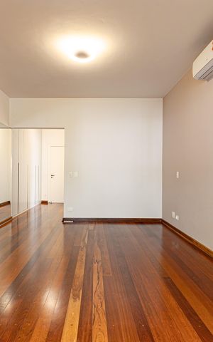 Casa de condomínio à venda com 754m², 4 quartos e 6 vagas Casa de condomínio à venda com 754m², 4 quartos e 6 vagasQuarto 4