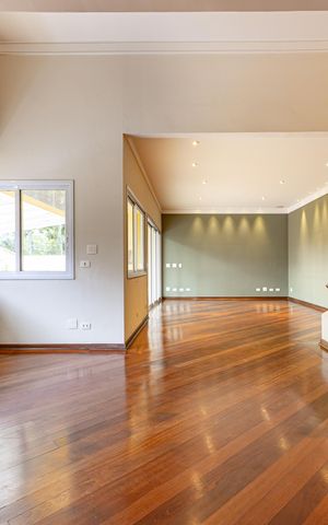 Casa de condomínio à venda com 754m², 4 quartos e 6 vagas Casa de condomínio à venda com 754m², 4 quartos e 6 vagasSala