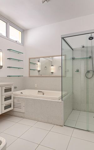 Casa de condomínio à venda com 754m², 4 quartos e 6 vagas Casa de condomínio à venda com 754m², 4 quartos e 6 vagasBanheiro 2