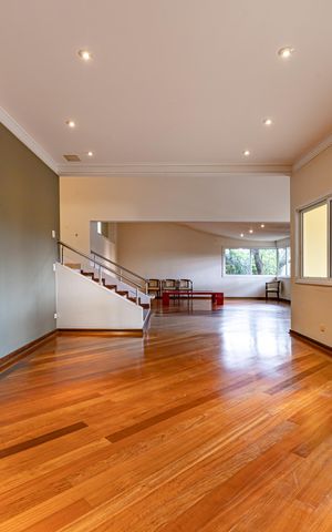 Casa de condomínio à venda com 754m², 4 quartos e 6 vagas Casa de condomínio à venda com 754m², 4 quartos e 6 vagasSala