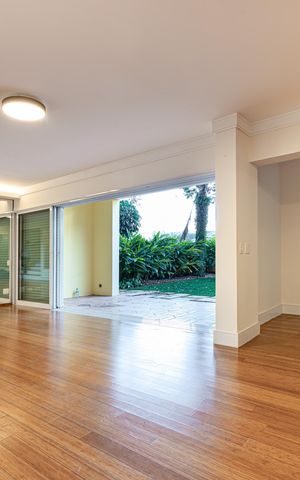 Casa de condomínio à venda com 754m², 4 quartos e 6 vagas Casa de condomínio à venda com 754m², 4 quartos e 6 vagasSala