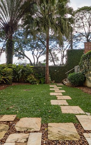 Casa de condomínio à venda com 754m², 4 quartos e 6 vagas Casa de condomínio à venda com 754m², 4 quartos e 6 vagasÁrea Externa
