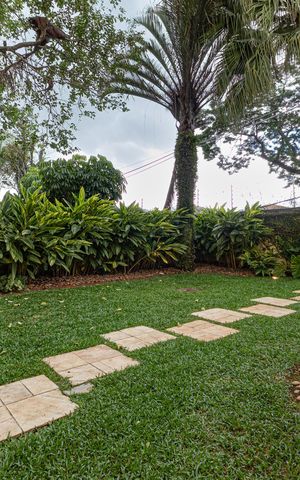 Casa de condomínio à venda com 754m², 4 quartos e 6 vagas Casa de condomínio à venda com 754m², 4 quartos e 6 vagasÁrea Externa