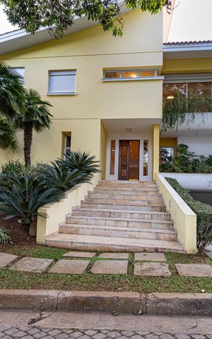 Casa de condomínio à venda com 754m², 4 quartos e 6 vagas Casa de condomínio à venda com 754m², 4 quartos e 6 vagasFachada