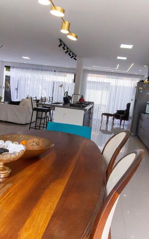 Casa à venda com 240m², 4 quartos e 2 vagas Casa à venda com 240m², 4 quartos e 2 vagasSala