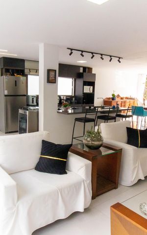 Casa à venda com 240m², 4 quartos e 2 vagas Casa à venda com 240m², 4 quartos e 2 vagasSala
