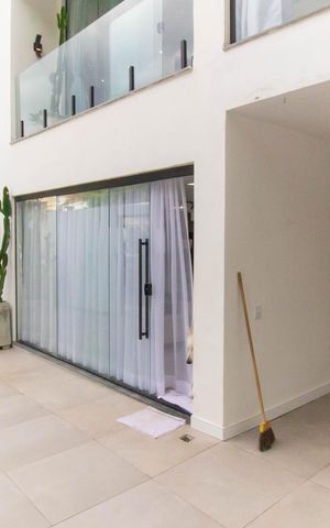Casa à venda com 240m², 4 quartos e 2 vagas Casa à venda com 240m², 4 quartos e 2 vagasÁrea Externa