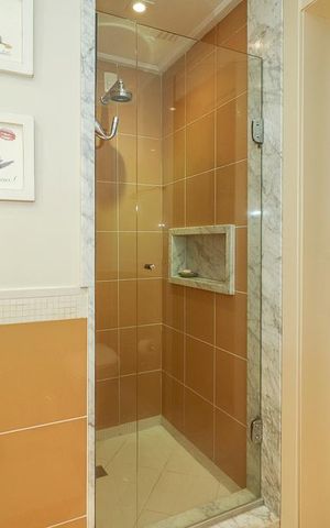 Apartamento à venda com 304m², 3 quartos e 4 vagasBanheiro da Suíte 2