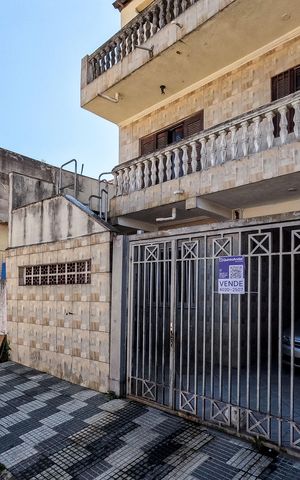 Casa à venda com 111m², 5 quartos e 3 vagas Casa à venda com 111m², 5 quartos e 3 vagasFachada