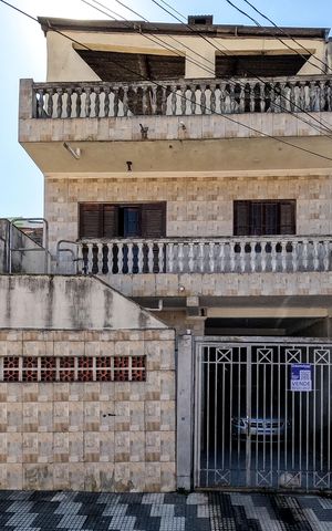 Casa à venda com 111m², 5 quartos e 3 vagas Casa à venda com 111m², 5 quartos e 3 vagasFachada