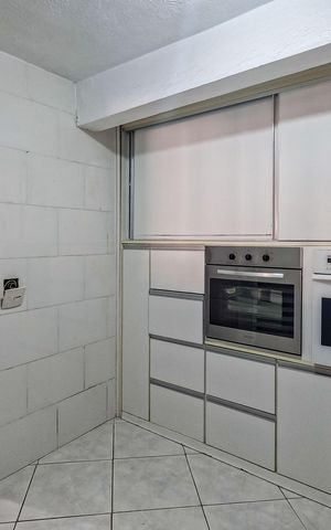 Casa à venda com 111m², 5 quartos e 3 vagas Casa à venda com 111m², 5 quartos e 3 vagasCozinha 1