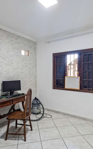 Casa à venda com 111m², 5 quartos e 3 vagas Casa à venda com 111m², 5 quartos e 3 vagasEscritório