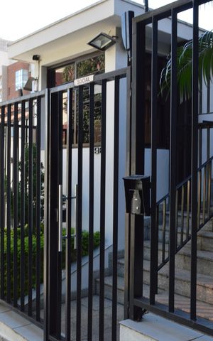 Apartamento à venda com 116m², 2 quartos e 3 vagasFachada + Plaquinha