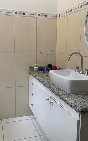 Casa de condomínio à venda com 396m², 3 quartos e 2 vagas Casa de condomínio à venda com 396m², 3 quartos e 2 vagasBanheiro 1