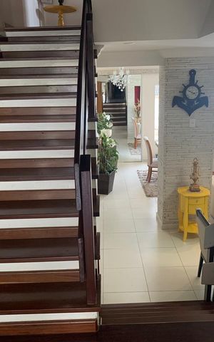 Casa de condomínio à venda com 396m², 3 quartos e 2 vagas Casa de condomínio à venda com 396m², 3 quartos e 2 vagasEscada sala