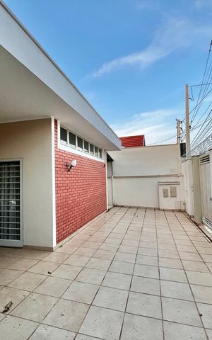 Casa à venda com 320m², 4 quartos e 3 vagas Casa à venda com 320m², 4 quartos e 3 vagasFachada