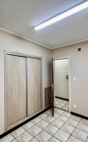 Casa à venda com 320m², 4 quartos e 3 vagas Casa à venda com 320m², 4 quartos e 3 vagasQuarto 3