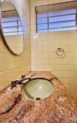 Casa à venda com 320m², 4 quartos e 3 vagas Casa à venda com 320m², 4 quartos e 3 vagasBanheiro da Suíte