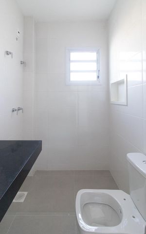 Casa de condomínio à venda com 92m², 3 quartos e 1 vaga Casa de condomínio à venda com 92m², 3 quartos e 1 vagaBanheiro da Suíte