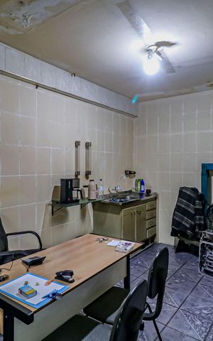 Casa à venda com 220m², 2 quartos e 4 vagas Casa à venda com 220m², 2 quartos e 4 vagasGaragem