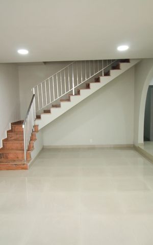 Casa à venda com 433m², 5 quartos e 3 vagasSala