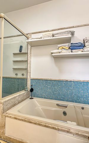 Apartamento à venda com 442m², 4 quartos e 2 vagas Apartamento à venda com 442m², 4 quartos e 2 vagasBanheiro da Suíte